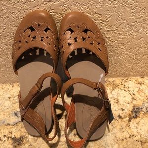 BareTraps Tan leather closed sandals 8